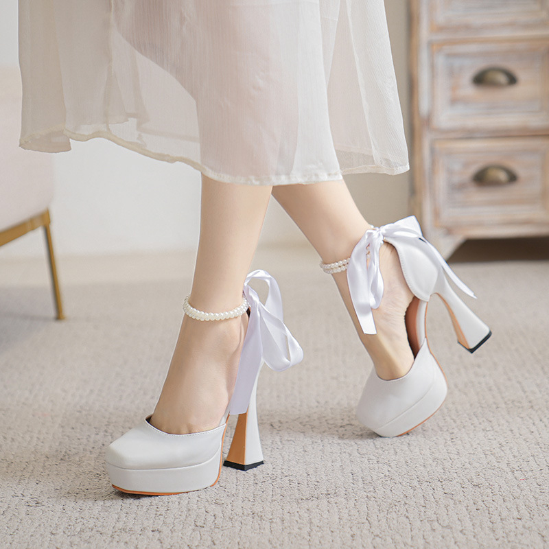 Moteriškos aukštakulniai bateliai su kvadratine nosimi, super aukštas kulnas (>8 cm), platus kulnas, sagties užsegimas