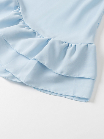 Φόρεμα με σταθερό γιακά, καμπαναρικά μανίκια και διαδοχικές στρώσεις διακόσμησης, μονόχρωμο σχέδιο; ύφασμα: βαμβάκι-πολυεστέρα; μέση: χαλαρή; φούστα: ασύμμετρη