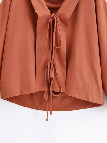 Λινό πουκάμισο με διπλή όψη φοριέται μπρος-πίσω, κορδόνι για δέσιμο, φαρδιά γραμμή, V-λαιμό, μακριά μανίκια ραγκλάν, καλοκαίρι 2025