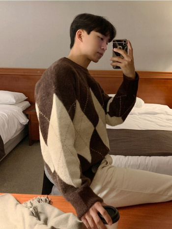 Мъжки плетен пуловер, свободна кройка, кръгло деколте, дълги ръкави, диамантена шарка, полиестерна материя