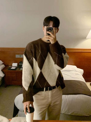 Мъжки плетен пуловер, свободна кройка, кръгло деколте, дълги ръкави, диамантена шарка, полиестерна материя