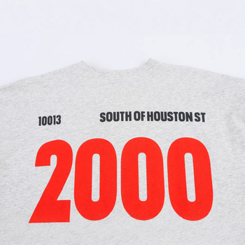 Μπλουζάκι από βαμβακερή πλέξη, χαλαρή εφαρμογή, στρογγυλό λαιμό, κοντά μανίκια, με τύπωμα