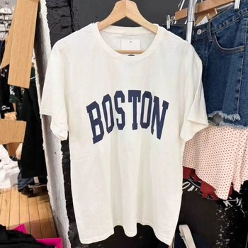 Pamut rövid ujjú felső Boston betűk nyomtatásával, kerek nyakú, karcsú szabás