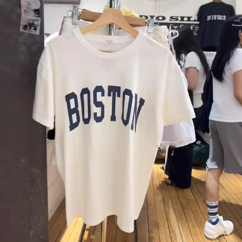 Pamut rövid ujjú felső Boston betűk nyomtatásával, kerek nyakú, karcsú szabás
