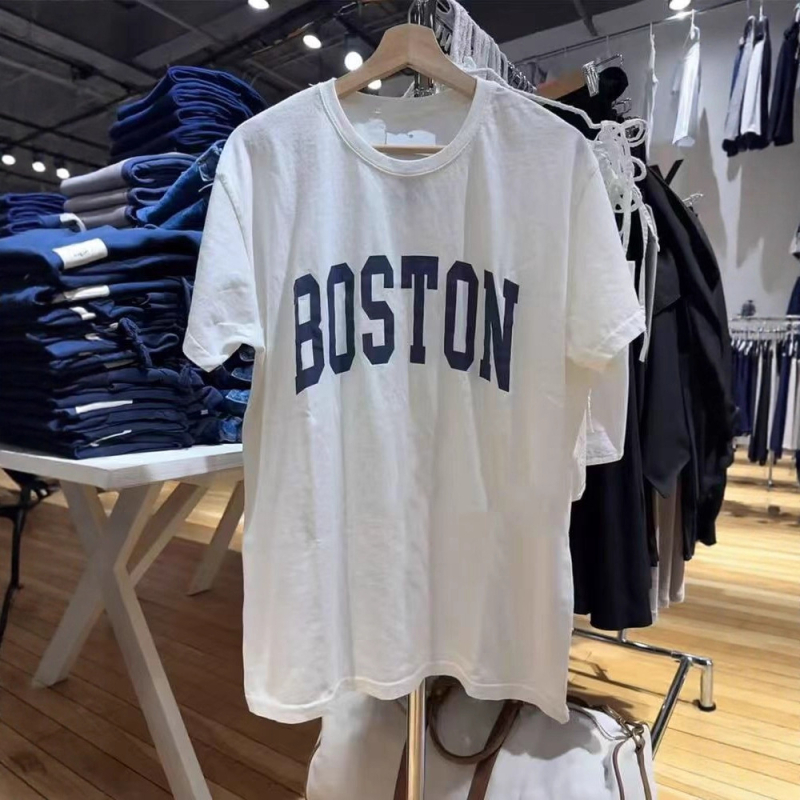 Pamut rövid ujjú felső Boston betűk nyomtatásával, kerek nyakú, karcsú szabás