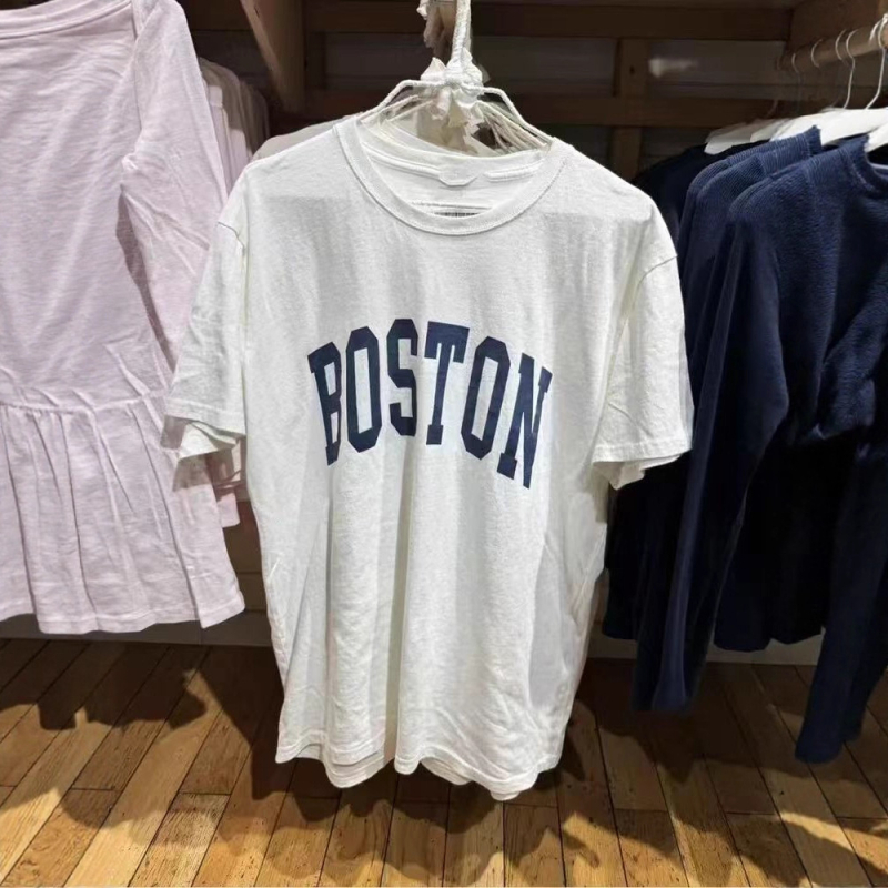 Pamut rövid ujjú felső Boston betűk nyomtatásával, kerek nyakú, karcsú szabás