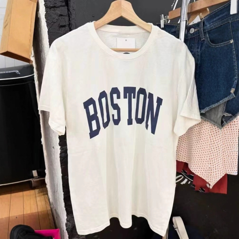 Pamut rövid ujjú felső Boston betűk nyomtatásával, kerek nyakú, karcsú szabás