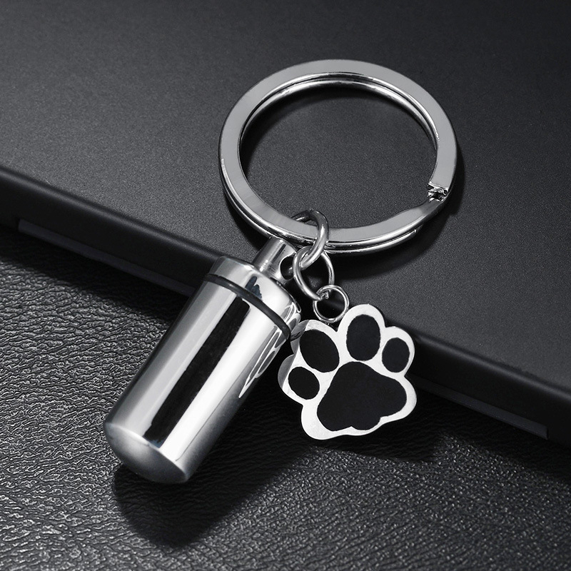 Rozsdamentes acél kulcstartó kapszula medve mancs formájú mintával, nyitható