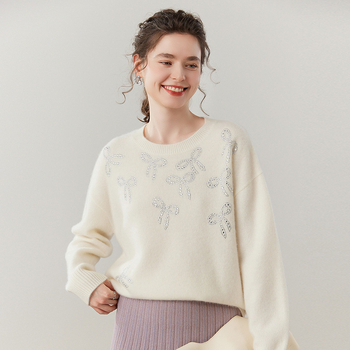 Kašmīro megztinis su rhinestone kaspinu, laisvas kirpimas, apvalus kaklo linija, ilgos rankovės, rudens–žiemos 2025