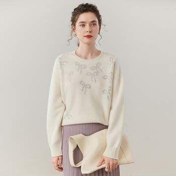 Kašmīro megztinis su rhinestone kaspinu, laisvas kirpimas, apvalus kaklo linija, ilgos rankovės, rudens–žiemos 2025