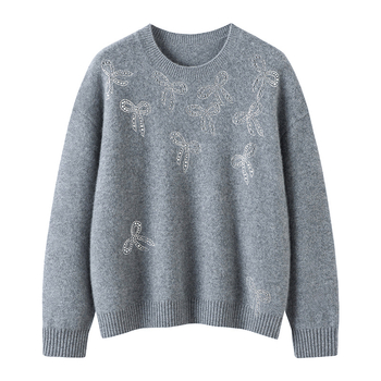 Kašmīro megztinis su rhinestone kaspinu, laisvas kirpimas, apvalus kaklo linija, ilgos rankovės, rudens–žiemos 2025