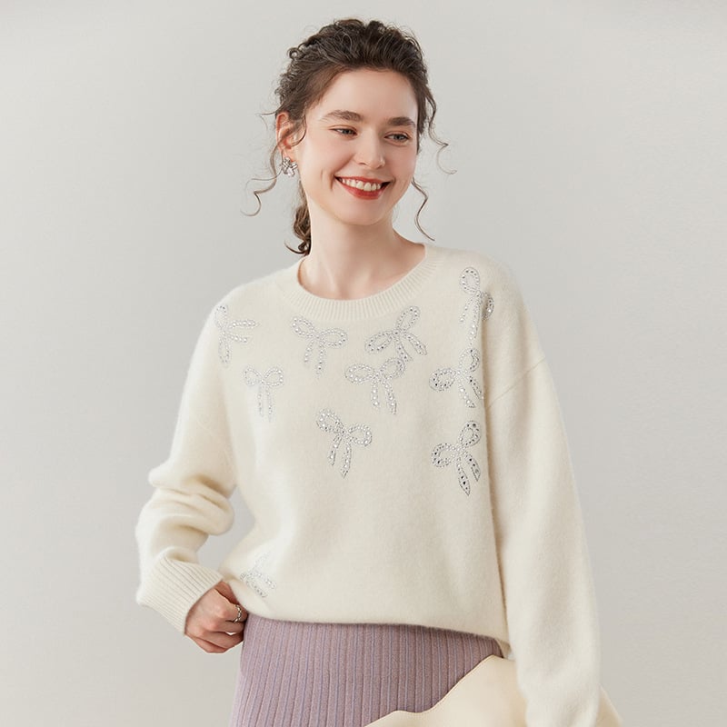 Kašmīro megztinis su rhinestone kaspinu, laisvas kirpimas, apvalus kaklo linija, ilgos rankovės, rudens–žiemos 2025