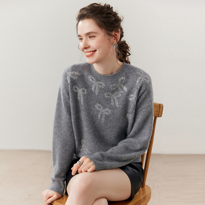 Kašmīro megztinis su rhinestone kaspinu, laisvas kirpimas, apvalus kaklo linija, ilgos rankovės, rudens–žiemos 2025