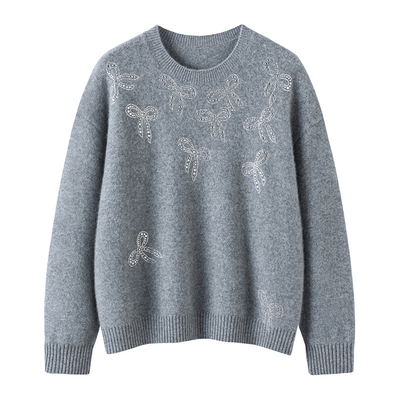 Kašmīro megztinis su rhinestone kaspinu, laisvas kirpimas, apvalus kaklo linija, ilgos rankovės, rudens–žiemos 2025