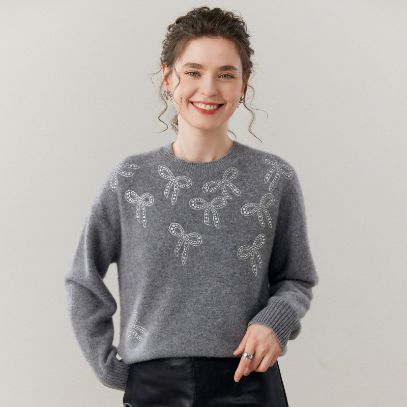 Kašmīro megztinis su rhinestone kaspinu, laisvas kirpimas, apvalus kaklo linija, ilgos rankovės, rudens–žiemos 2025