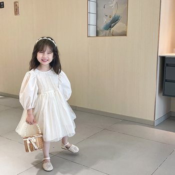 Rataninės pintinės formos rankinė su perlų akcentais, iš šiaudų; pamušalas poliesteris; paprastas dizainas; skirta 2–15 metų; ruduo 2023