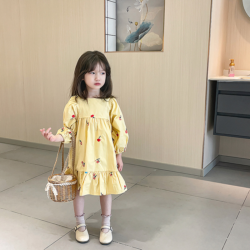 Rataninės pintinės formos rankinė su perlų akcentais, iš šiaudų; pamušalas poliesteris; paprastas dizainas; skirta 2–15 metų; ruduo 2023