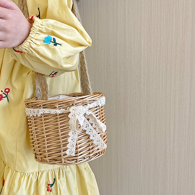 Rataninės pintinės formos rankinė su perlų akcentais, iš šiaudų; pamušalas poliesteris; paprastas dizainas; skirta 2–15 metų; ruduo 2023