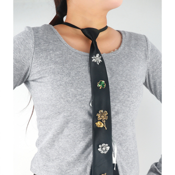 Kaklaroa ar ziedu un tauriņu motīvu, pilna ar kristāliem, materiāls sakausējums, apstrāde: izšūšana, sieviešu dizains