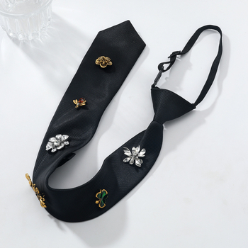 Kaklaroa ar ziedu un tauriņu motīvu, pilna ar kristāliem, materiāls sakausējums, apstrāde: izšūšana, sieviešu dizains