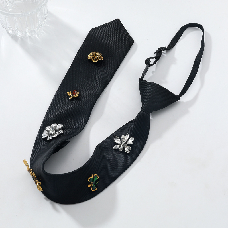 Kaklaroa ar ziedu un tauriņu motīvu, pilna ar kristāliem, materiāls sakausējums, apstrāde: izšūšana, sieviešu dizains