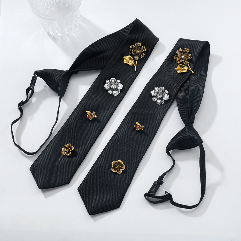 Kaklaroa ar ziedu un tauriņu motīvu, pilna ar kristāliem, materiāls sakausējums, apstrāde: izšūšana, sieviešu dizains