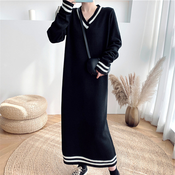 Πλεκτό φόρεμα με V-λαιμό, μακριά μανίκια, μήκος πάνω από το γόνατο, μοτίβο ρίγα/καρό; πολυεστέρας 70–80% και νάιλον <30% (μίγμα κασμίρι)