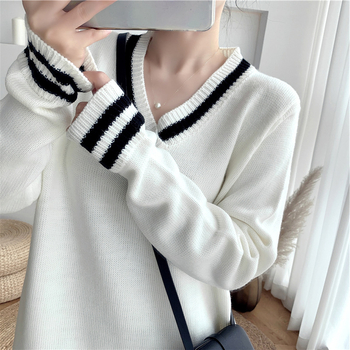 Πλεκτό φόρεμα με V-λαιμό, μακριά μανίκια, μήκος πάνω από το γόνατο, μοτίβο ρίγα/καρό; πολυεστέρας 70–80% και νάιλον <30% (μίγμα κασμίρι)