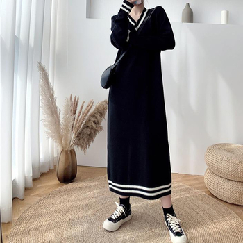 Πλεκτό φόρεμα με V-λαιμό, μακριά μανίκια, μήκος πάνω από το γόνατο, μοτίβο ρίγα/καρό; πολυεστέρας 70–80% και νάιλον <30% (μίγμα κασμίρι)