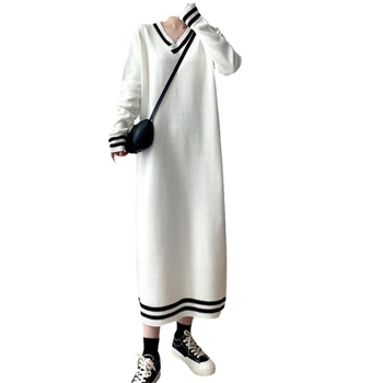 Πλεκτό φόρεμα με V-λαιμό, μακριά μανίκια, μήκος πάνω από το γόνατο, μοτίβο ρίγα/καρό; πολυεστέρας 70–80% και νάιλον <30% (μίγμα κασμίρι)