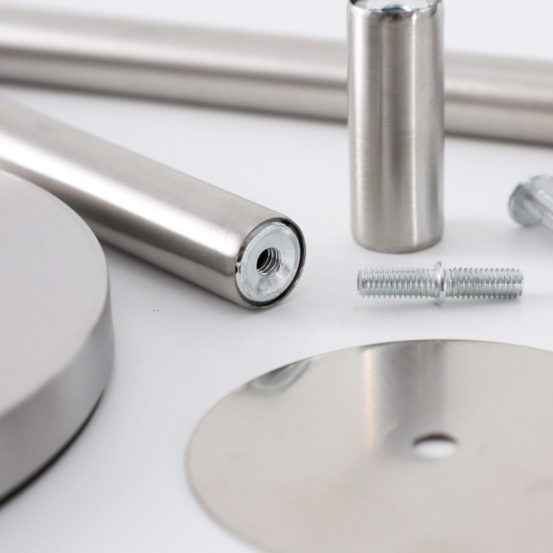 Nerūdijančio plieno laikiklis tualetiniam popieriui, pastatomas ant grindų, apvalus formos, šiuolaikiško minimalistinio stiliaus, paviršiaus šlifavimo ir miltelinis dengimas