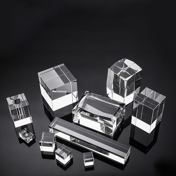 Κρυστάλλινο βραβείο με γεωμετρικά στοιχεία σε μορφή κύβου και κυλίνδρου, μοντέρνο απλό στυλ, χαραγμένο λογότυπο στη βάση