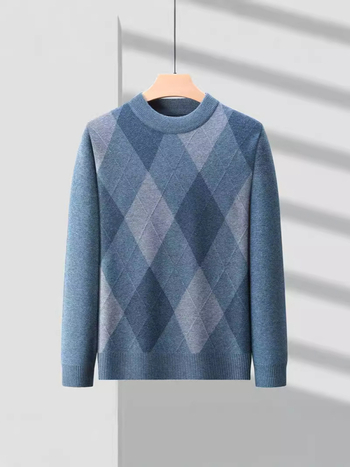 Мъжки есенен пуловер с полувисока яка, прав силует, дълги ръкави, рибен кант на подгъва, синтетична смес