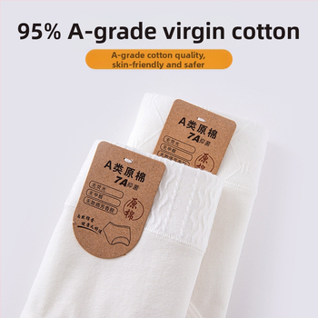 Moteriškos medvilninės kelnaitės su vidutiniu juosmens lygiu, antibakterinės ir kvėpuojančios; džakardo audinys; tarpkelio įdėklas 100% medvilnė.