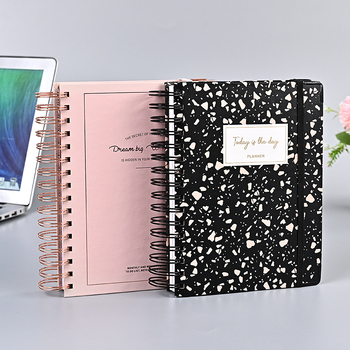 Užrašų knygelė su spiraline apvade, popieriaus viršelis, guminis tekstas, 80 g/m² popierius, modelis plastinis užpildas, logotipo spauda įmanoma