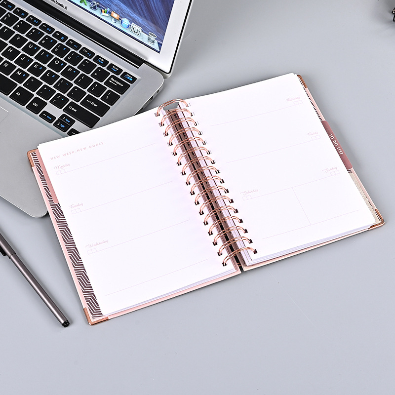 Užrašų knygelė su spiraline apvade, popieriaus viršelis, guminis tekstas, 80 g/m² popierius, modelis plastinis užpildas, logotipo spauda įmanoma