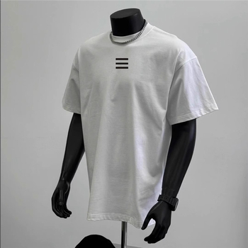 T‑shirt με εκτύπωση, Mercerized βαμβάκι 91–95%, στρογγυλός λαιμός, κοντά μανίκια, στενή γραμμή (Mercerized βαμβάκι 91–95% • Εκτύπωση • Στρογγυλός λαιμός • Κοντά μανίκια • Στενή γραμμή)