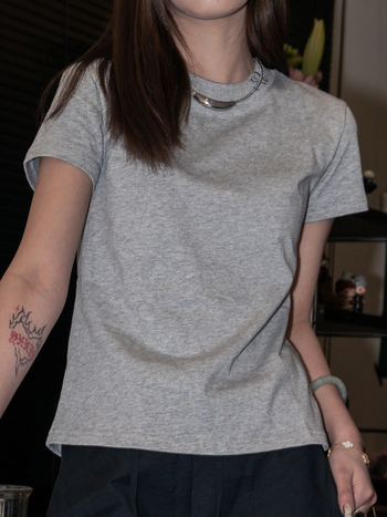 Μπλουζάκι από βαμβάκι με κέντημα, βασική γραμμή, στενή εφαρμογή, στρογγυλός λαιμός, κοντά μανίκια