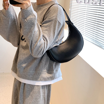 Prancūziško stiliaus mažoji pečių rankinė – PU medžiaga, poliesterio pamušalas, horizontalaus kvadrato siluetas, užtrauktukas, dvigubi pečių diržai