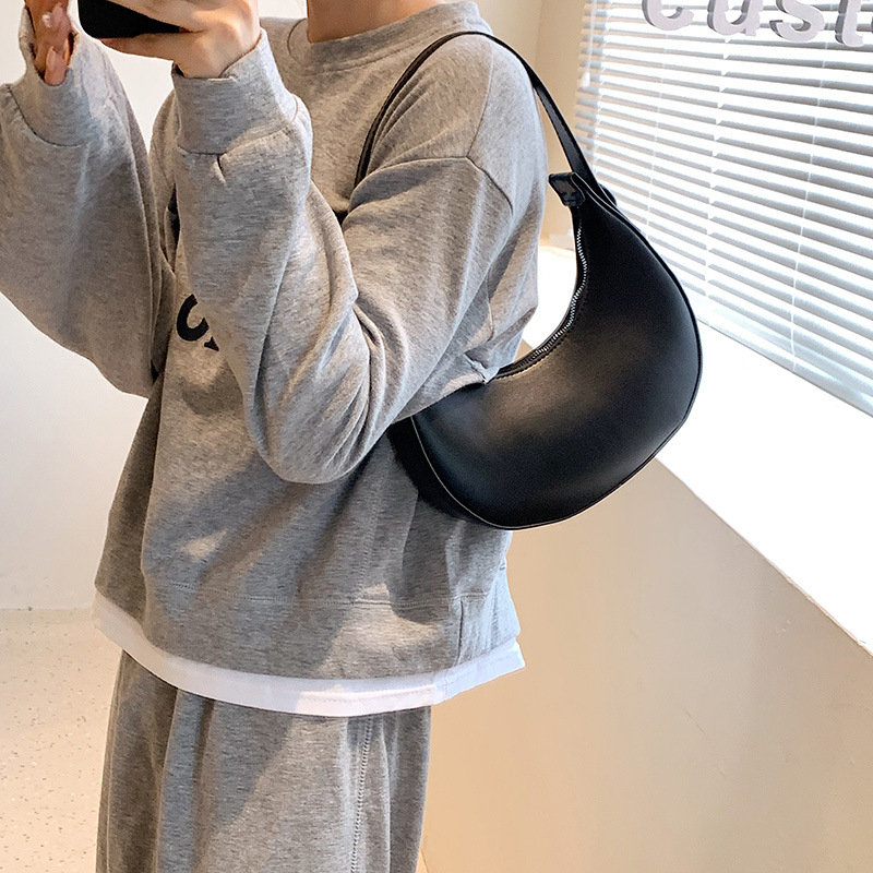 Prancūziško stiliaus mažoji pečių rankinė – PU medžiaga, poliesterio pamušalas, horizontalaus kvadrato siluetas, užtrauktukas, dvigubi pečių diržai