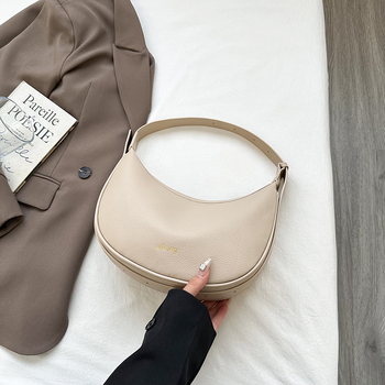 Női crossbody táska puha PU bőrből, dumpling-formájú, cipzáras záródás, belső cipzáras zseb