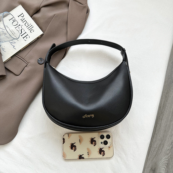Női crossbody táska puha PU bőrből, dumpling-formájú, cipzáras záródás, belső cipzáras zseb