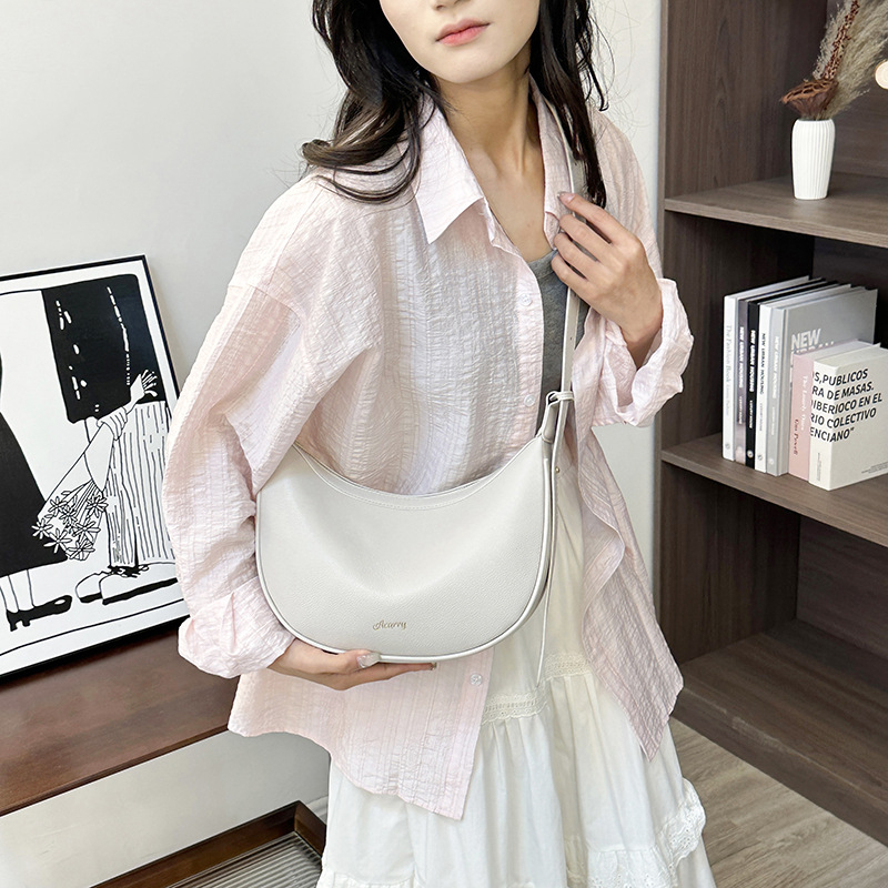 Női crossbody táska puha PU bőrből, dumpling-formájú, cipzáras záródás, belső cipzáras zseb