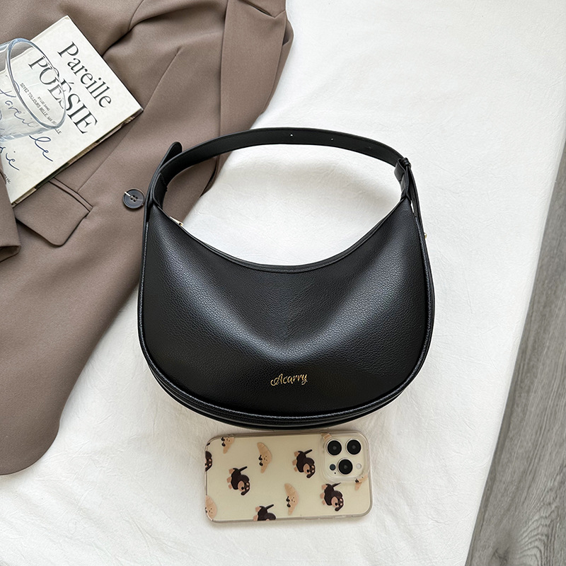 Női crossbody táska puha PU bőrből, dumpling-formájú, cipzáras záródás, belső cipzáras zseb