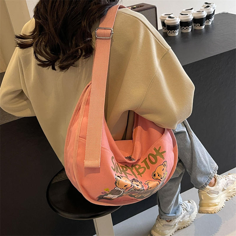 Dumpling bag — geantă de umăr din pânză cu imprimeu drăguț, fermoar, 3D moale, formă orizontală pătrată, căptușeală poliester, buzunare interne pentru telefon și ID, curea unică, ideală pentru relaxare în călătorii