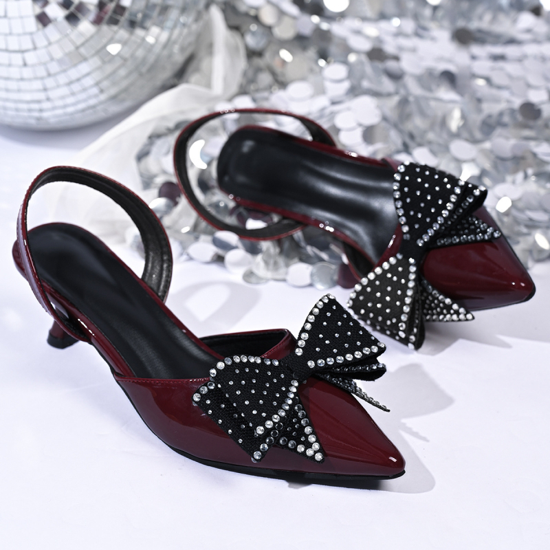 Uždaro nosies sandalai su įpjovomis šonuose, smailus pirštas, PU viršus, PU vidus, gumos padas, 2025 vasara