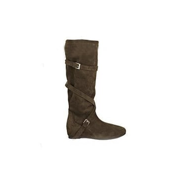Női velúr csizma 6 cm-es magasság-növeléssel – hegyes orr, pánttal záródó, félvádli, masszív tömbös sarok 6–8 cm