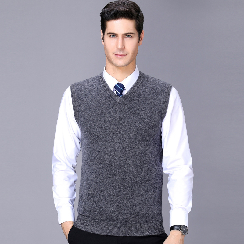 Vyrinė megzta be rankovių su V kaklu, iš kašmyro ir vilnos, stora ir šilta