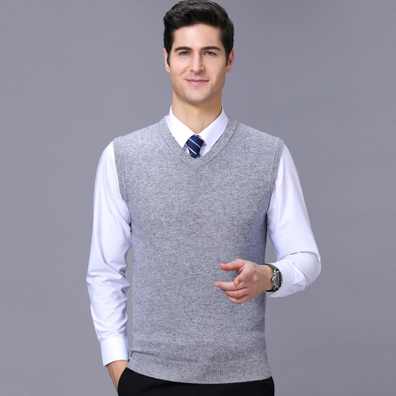 Vyrinė megzta be rankovių su V kaklu, iš kašmyro ir vilnos, stora ir šilta