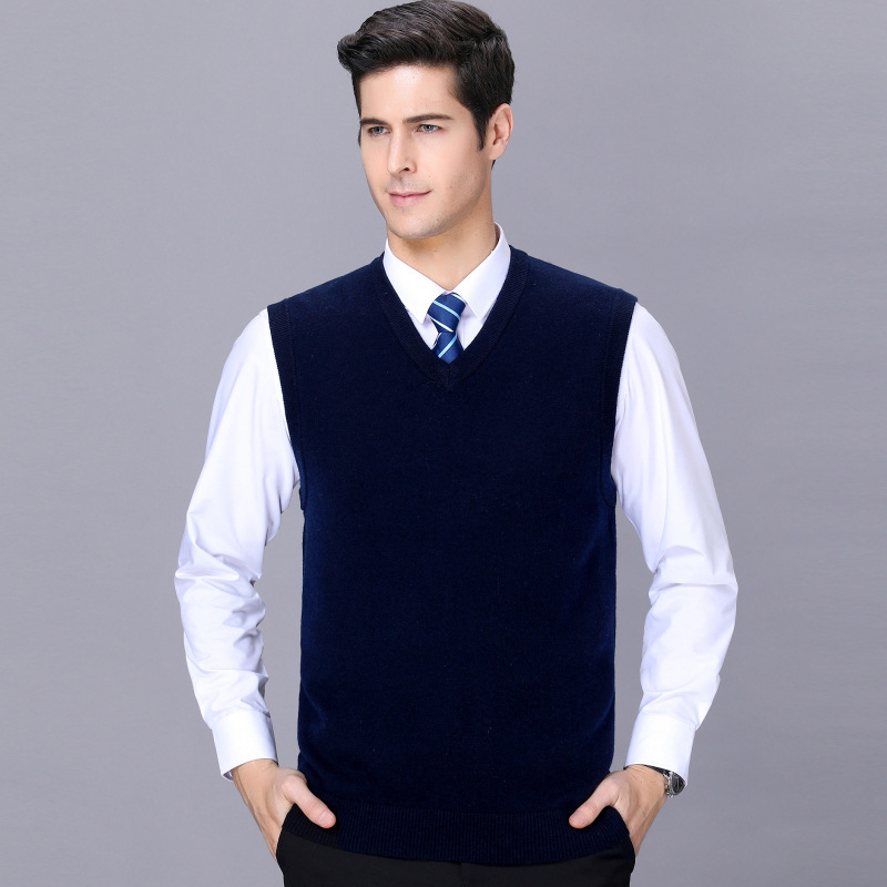 Vyrinė megzta be rankovių su V kaklu, iš kašmyro ir vilnos, stora ir šilta